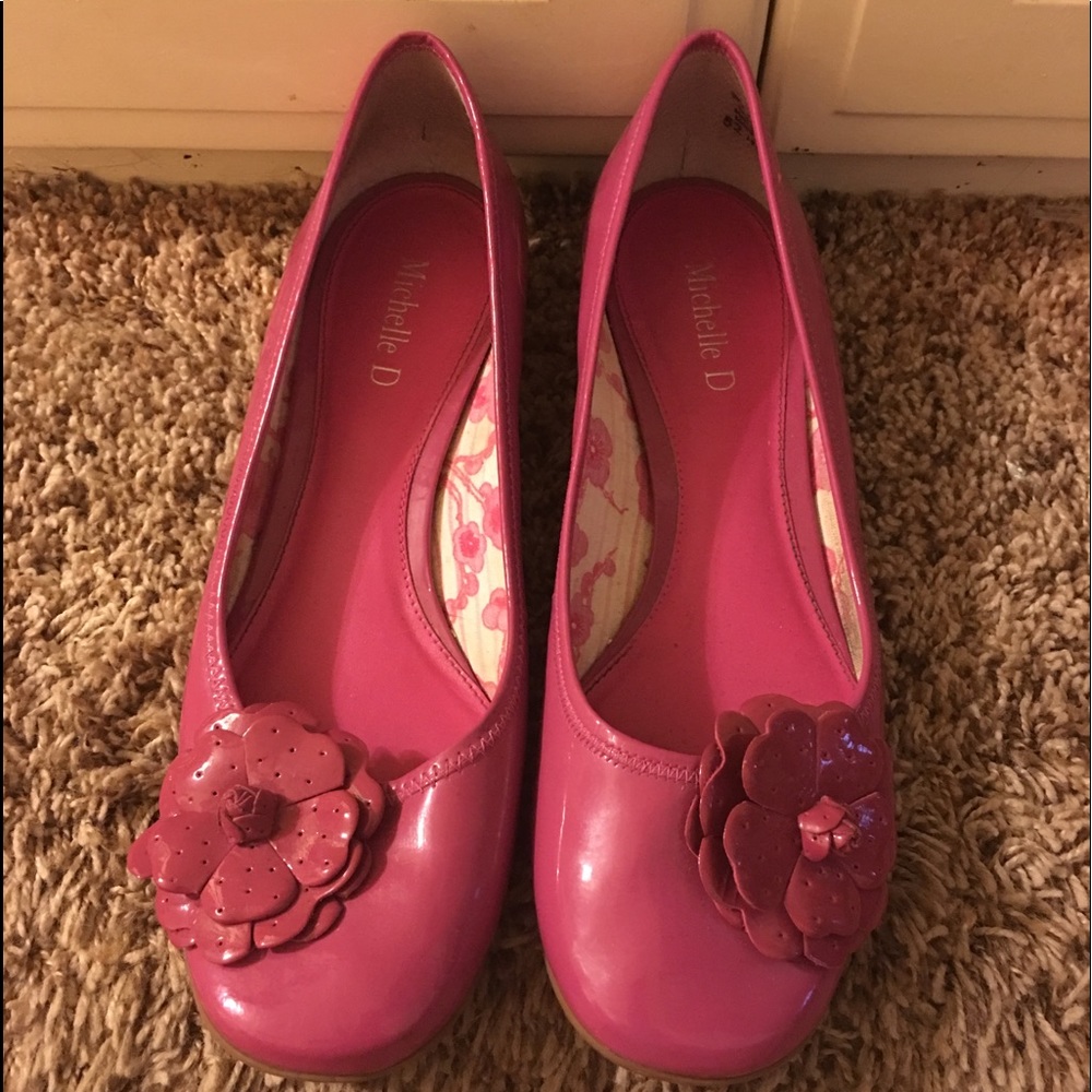 Michelle D hot pink patent flats with flower 8.5